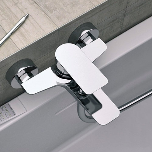 Смеситель для ванны и душа Remer Infinity I05 хром Смеситель для ванны и душа Remer Infinity I05 хром