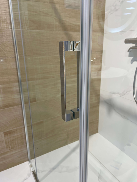 Душевой уголок AVS Фаворит 90x90 профиль хром, стекло прозрачное Душевой уголок AVS Фаворит 90x90 профиль хром, стекло прозрачное